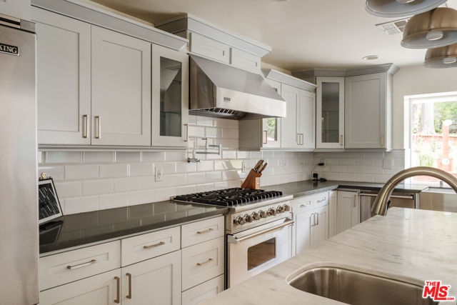 15514 Del Gado Drive, Sherman Oaks CA: https://media.crmls.org/mediaz/3db382ce-6639-4447-bf6f-3d0eb5c2a524.jpg