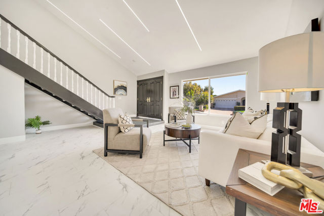 18521 Dylan Street photo 3