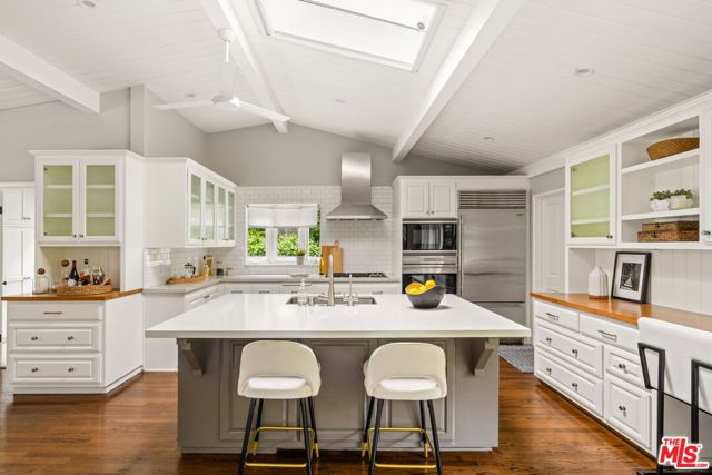 4071 Mandeville Canyon Road, Los Angeles CA: https://media.crmls.org/mediaz/3db3cfd3-a1d5-4fd7-992c-c90e0703d707.jpg