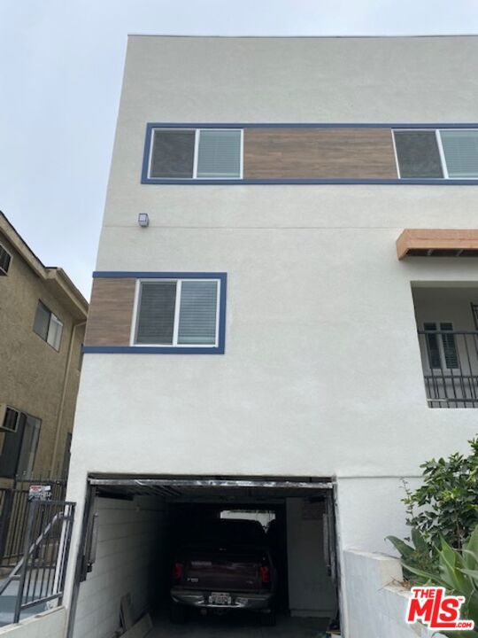 4832 Rosewood Avenue, Los Angeles CA: https://media.crmls.org/mediaz/3db4fb7e-e0b4-4f18-abad-dec599cc9031.jpg