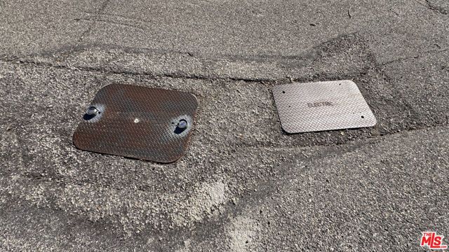 1 N Topanga Canyon Boulevard, Woodland Hills CA: https://media.crmls.org/mediaz/3db52427-426a-4dc6-b26c-f12cc572e29f.jpg