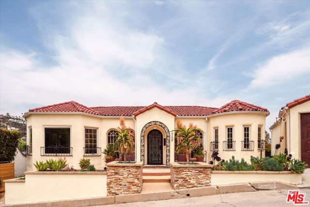 2268 Ben Lomond Drive, Los Angeles CA: https://media.crmls.org/mediaz/3db57898-cfd2-41c5-bb9c-7b890ae4b245.jpg