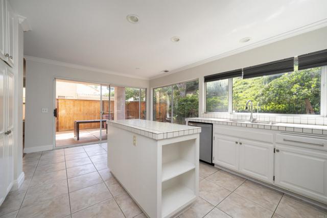 Detail Gallery Image 27 of 44 For 1688 Crystal Ridge Ct, Vista,  CA 92081 - 4 Beds | 2/1 Baths