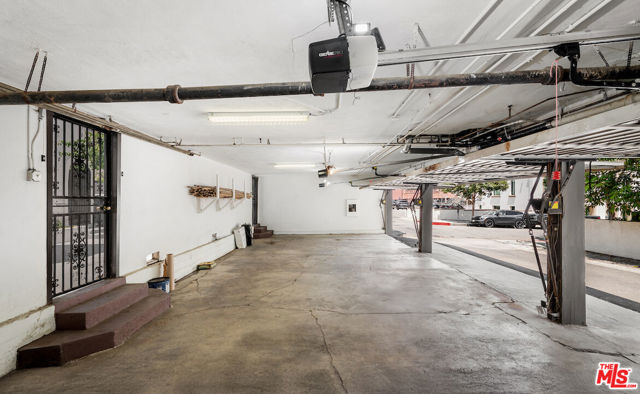 502 Smithwood Drive, Beverly Hills CA: https://media.crmls.org/mediaz/3db5bfc5-1fa0-408b-9360-92053cc6d2a2.jpg