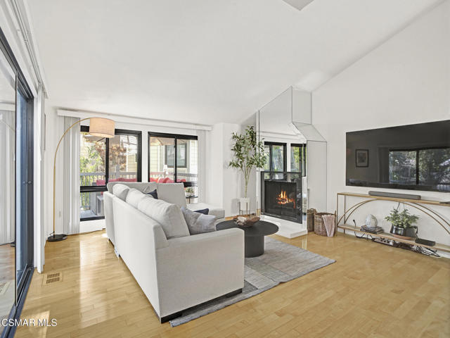 1206 S Westlake Boulevard, Westlake Village CA: https://media.crmls.org/mediaz/3db629b0-8d87-4c81-8c9e-554a8b28c0d5.jpg