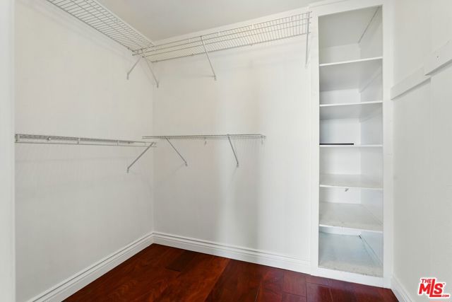 321 N Oakhurst Drive, Beverly Hills CA: https://media.crmls.org/mediaz/3db78e90-0035-49ab-a2bd-cd1531c75cd1.jpg