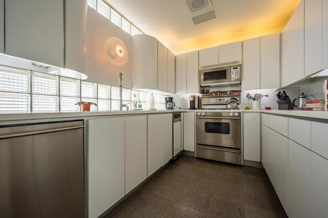 520 W ViA Lola, Palm Springs CA: https://media.crmls.org/mediaz/3db85b05-60de-4fe5-b855-66eac1d9a56f.jpg
