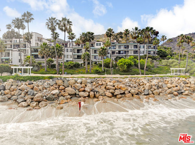 26664 Seagull Way, Malibu CA: https://media.crmls.org/mediaz/3dba3987-633d-40e9-96f7-5a3eefcee060.jpg