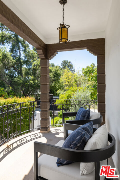 205 S Lomita Avenue, Ojai CA: https://media.crmls.org/mediaz/3dba9ed9-fcc2-4720-a01b-917eebd5748c.jpg