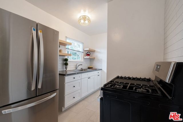 823 Highland Avenue, Glendale CA: https://media.crmls.org/mediaz/3dbc014a-1f92-4b7d-8ef4-2b636724c1fb.jpg