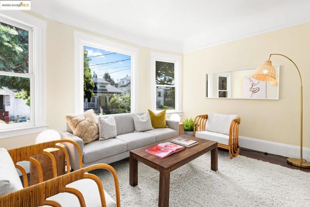 824 Arlington Avenue, Oakland CA: https://media.crmls.org/mediaz/3dbdd4d7-f689-4e0b-bf00-e8af9f13c6e1.jpg