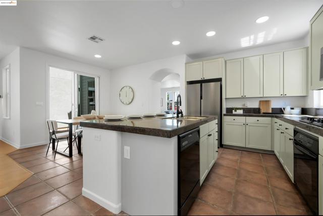 1165 Cottage Ln, Hercules CA: https://media.crmls.org/mediaz/3dbe2f95-7848-4532-b226-d1fbb236d8df.jpg