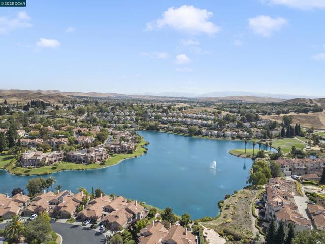3094 Lakemont Dr, San Ramon CA: https://media.crmls.org/mediaz/3dbebb33-ab24-4597-bd55-25dd70fa189c.jpg