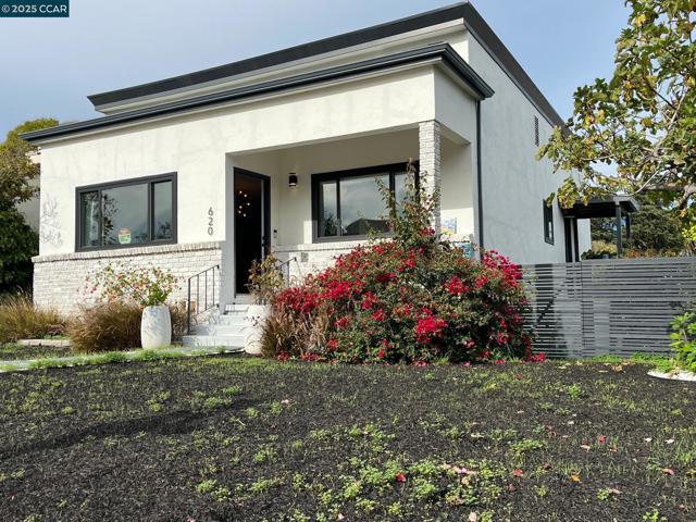 620 Kentucky St, Vallejo CA: https://media.crmls.org/mediaz/3dbef251-2332-4a32-9ff4-42c3c696a597.jpg