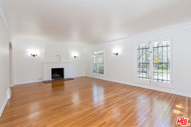 181 S Sycamore Avenue, Los Angeles CA: https://media.crmls.org/mediaz/3dbf6ff4-c293-48fd-b5be-44a68dec5f4a.jpg