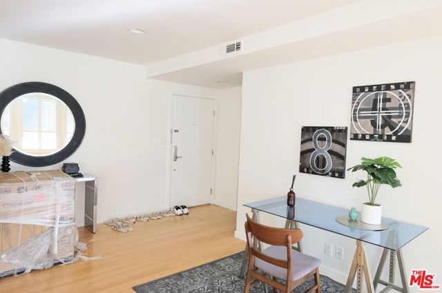 4407 Francis Avenue, Los Angeles CA: https://media.crmls.org/mediaz/3dbfa65c-e47a-4567-bd07-a7049bfacd52.jpg