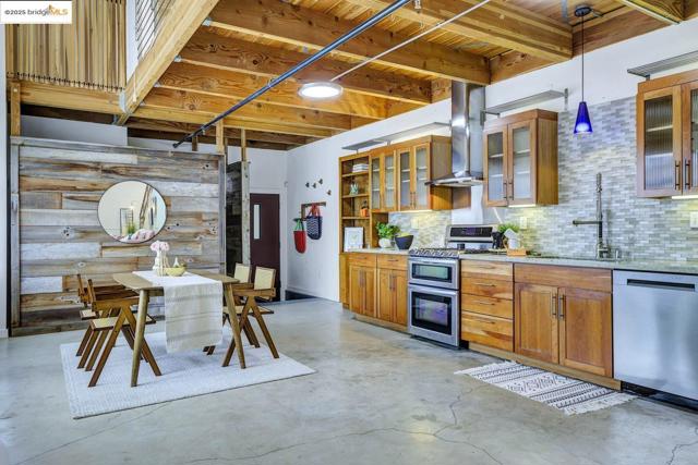 1695 15Th St, Oakland CA: https://media.crmls.org/mediaz/3dc15a3c-d3f4-48c7-8ee4-754db71f5014.jpg