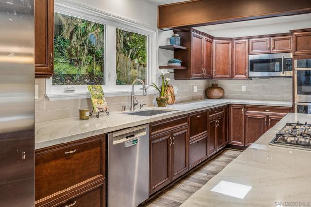 2820 Cedarwood Way, Carlsbad CA: https://media.crmls.org/mediaz/3dc45469-0200-4c62-9a9c-0f56ac6ce224.jpg