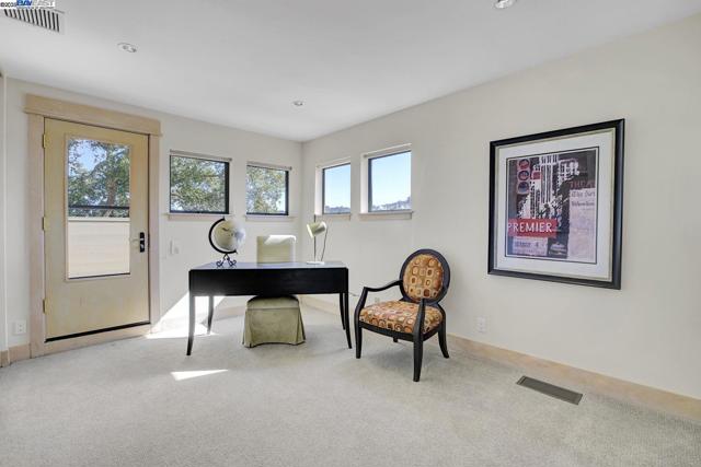 319 Tappan Ter, Orinda CA: https://media.crmls.org/mediaz/3dc528db-15b0-49e2-84d0-a9921e29c96e.jpg