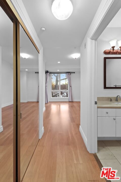 121 N Almont Drive, Beverly Hills CA: https://media.crmls.org/mediaz/3dc545af-5674-407a-b672-3cef7b8917a8.jpg