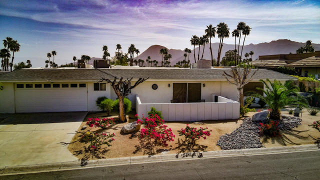 48320 Beverly Drive, Palm Desert CA: https://media.crmls.org/mediaz/3dc67669-c1b3-44ff-ad23-8cb423594436.jpg
