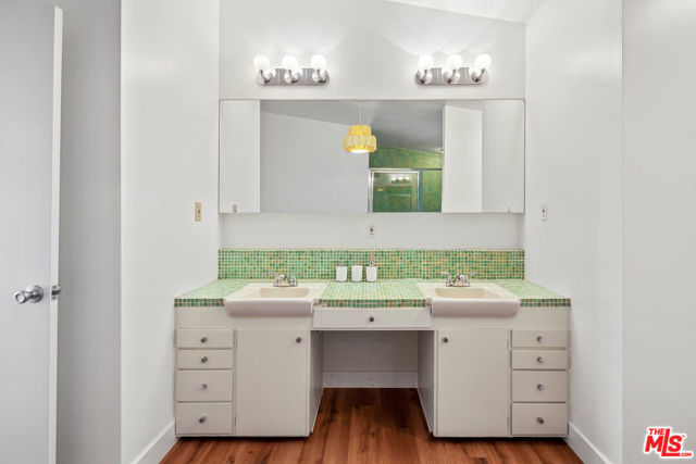 9432 Sierra Mar Place, Los Angeles CA: https://media.crmls.org/mediaz/3dc7274f-70b8-4e5e-a037-d6390038d41d.jpg
