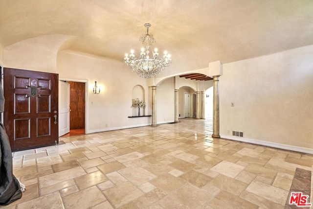 424 N Arden Boulevard, Los Angeles CA: https://media.crmls.org/mediaz/3dc7b5ee-f935-4e82-a1d3-2bab6333aadf.jpg