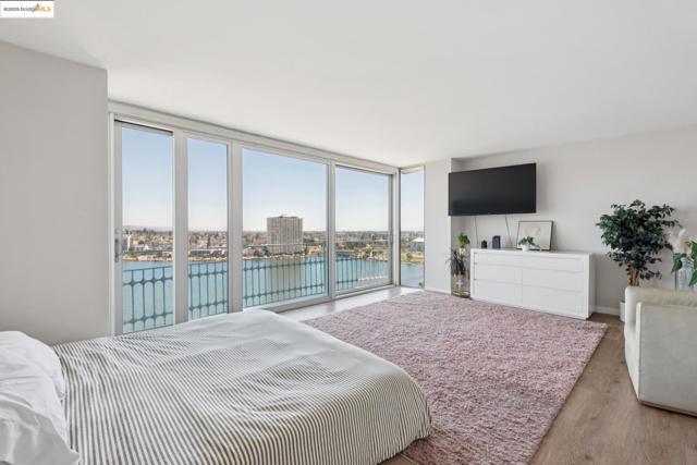 1555 Lakeside Dr, Oakland CA: https://media.crmls.org/mediaz/3dc88280-3dc3-44fe-a6f0-f0ae761fad2c.jpg