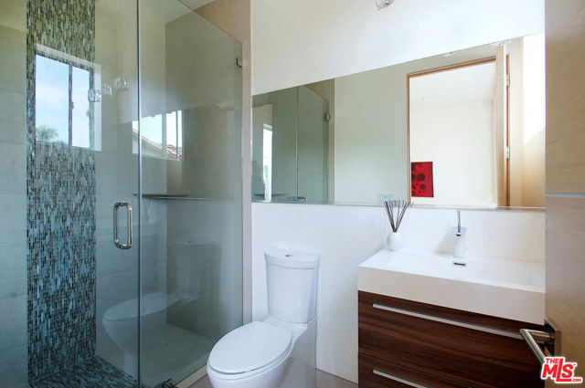 429 N Sweetzer Avenue, Los Angeles CA: https://media.crmls.org/mediaz/3dc8d0b7-0ccd-4986-8356-ea881184b91f.jpg