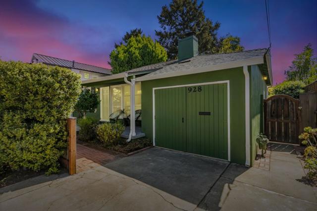 928 Peggy Lane, Menlo Park CA: https://media.crmls.org/mediaz/3dc8ef69-cb38-44da-b7dc-33bcd4ddfb1a.jpg