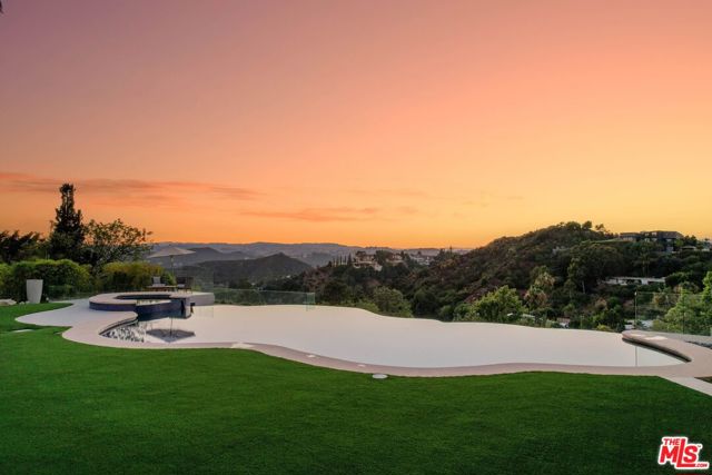 455 Castle Place, Beverly Hills CA: https://media.crmls.org/mediaz/3dc9fbe4-c9fe-4dda-9617-04127cf4794e.jpg