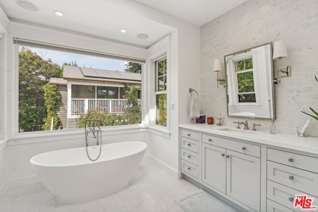 3143 Shelby Drive, Los Angeles CA: https://media.crmls.org/mediaz/3dca4af7-b698-42d0-87ff-40ee084654a6.jpg