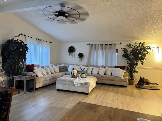 14 Blue Teal Ct, Lodi CA: https://media.crmls.org/mediaz/3dca4c98-19f0-42f8-ac4a-cf058f48d324.jpg