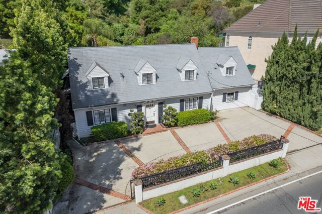 2427 Benedict Canyon Drive, Beverly Hills CA: https://media.crmls.org/mediaz/3dcaa048-bfaa-403f-a182-8fe0be09e300.jpg