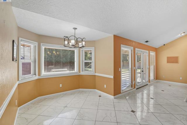 4470 Rolling Oaks Dr, Granite Bay CA: https://media.crmls.org/mediaz/3dcac96a-ac8f-4a3f-b2ca-1256b650b8e9.jpg