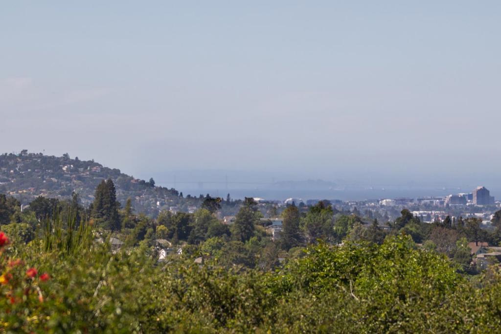 https://media.crmls.org/mediaz/3dcb2ce3-dc5b-46f9-ae4b-d414020e93f5.jpg?preset=X-Large