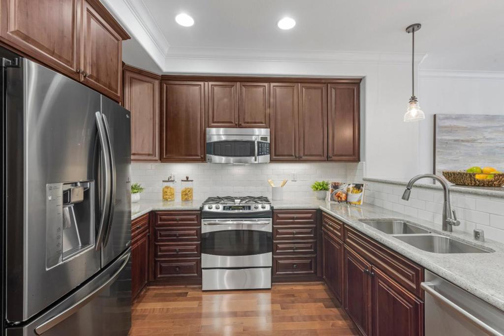https://media.crmls.org/mediaz/3dcb4067-6191-4ff6-9953-cec87ea26cb2.jpg?preset=X-Large