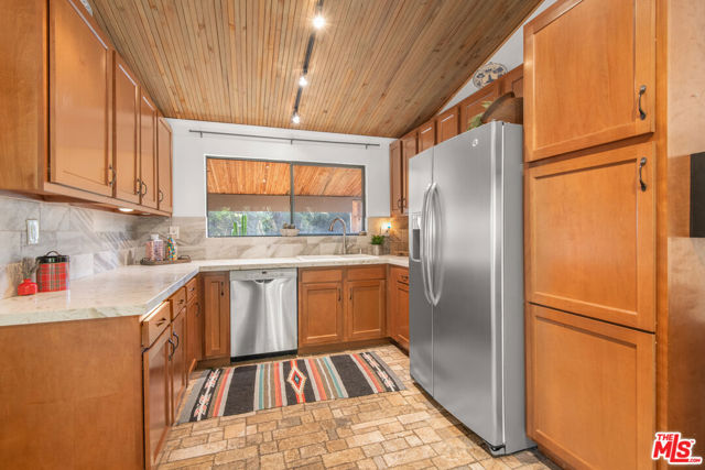 886 Camino Colibri, Calabasas CA: https://media.crmls.org/mediaz/3dcb4a42-c25d-496b-8b2d-441e462770ac.jpg