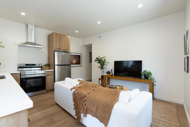 Detail Gallery Image 11 of 11 For 2911 1/2 N Coolidge Ave, Los Angeles,  CA 90039 - 2 Beds | 2 Baths