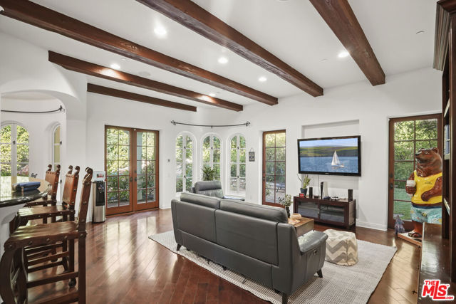 18414 Corazon Circle, Tarzana CA: https://media.crmls.org/mediaz/3dcbeabc-c8da-4247-915b-5802909a2488.jpg