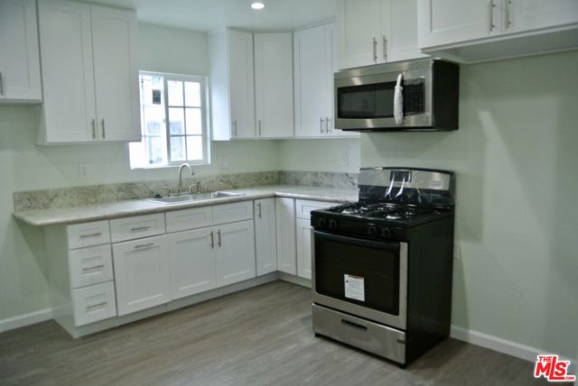 603 W 47th Street, Los Angeles CA: https://media.crmls.org/mediaz/3dcc68b5-1cc4-461e-a30b-05d11f1c8736.jpg