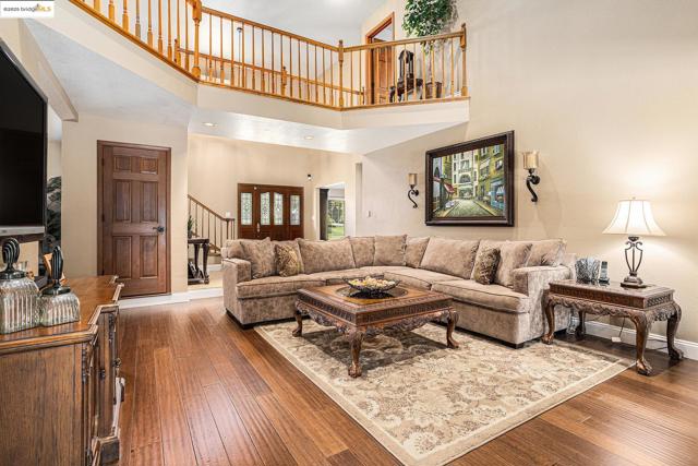 15 Madeira Ct, Oakley CA: https://media.crmls.org/mediaz/3dcc7d3b-72af-4510-8407-e153f7de0a87.jpg