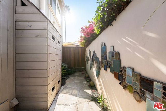 643 Santa Clara Avenue, Venice CA: https://media.crmls.org/mediaz/3dceedf2-5938-4def-b727-3338cc29140f.jpg