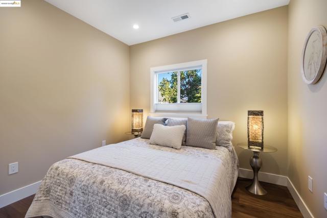 6528 Dover St, Oakland CA: https://media.crmls.org/mediaz/3dcf4bc9-7157-44fd-83e6-d5404981a1d8.jpg