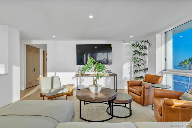 1830 Avenida Del Mundo, Coronado CA: https://media.crmls.org/mediaz/3dcf86bb-075e-46db-a385-e335d3f93a97.jpg