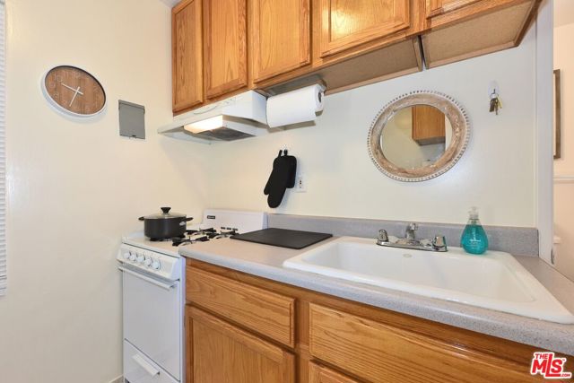16 Clubhouse Avenue, Venice CA: https://media.crmls.org/mediaz/3dd00709-3d99-43da-914f-58ac5e508a7e.jpg