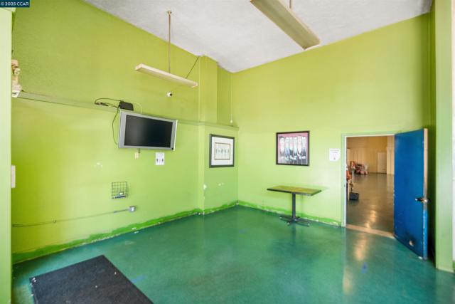 353 24Th St, Richmond CA: https://media.crmls.org/mediaz/3dd00faa-9263-4a97-ab54-4eaa8270d8ba.jpg