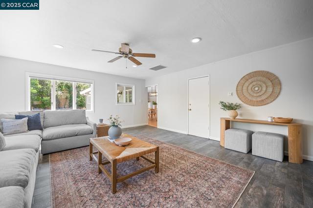 196 Miramonte Rd, Walnut Creek CA: https://media.crmls.org/mediaz/3dd02f15-d900-4b94-ad56-896c20a9870a.jpg