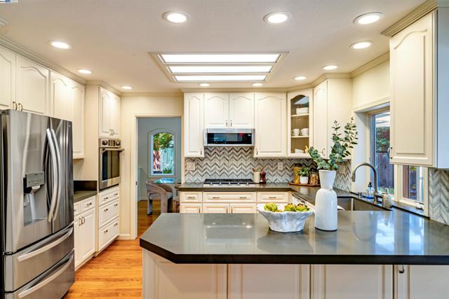 216 Salamanca Ct, San Ramon CA: https://media.crmls.org/mediaz/3dd127a5-f543-4bc7-93fe-a88ef875a279.jpg