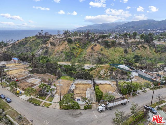 595 Radcliffe Avenue, Pacific Palisades CA: https://media.crmls.org/mediaz/3dd50668-d187-4bf9-9934-3fd1ed327435.jpg